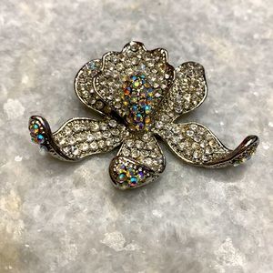 Brand new flower design rhinestone brooch. New no tags.